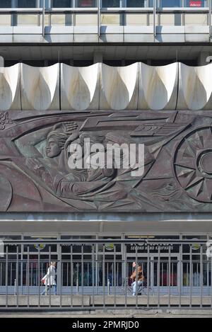 Copper Relief von Walter Womacka, man überwindet Zeit und Raum, House of Travel, Alexanderstraße, Alexanderplatz, Mitte, Berlin, Deutschland Stockfoto