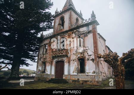 Verlassene Kirche (Igreja de São Mateus) in Faial, den Azoren Stockfoto