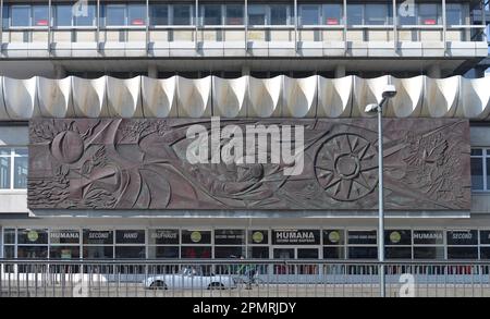 Copper Relief von Walter Womacka, man überwindet Zeit und Raum, House of Travel, Alexanderstraße, Alexanderplatz, Mitte, Berlin, Deutschland Stockfoto