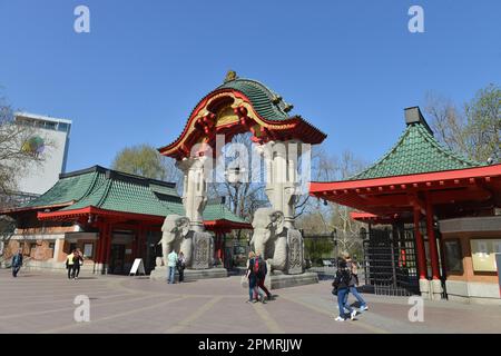 Elefantentor, Zoologischer Garten, Budapester Straße, Tiergarten, Berlin, Deutschland Stockfoto