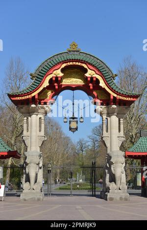 Elefantentor, Zoologischer Garten, Budapester Straße, Tiergarten, Berlin, Deutschland Stockfoto