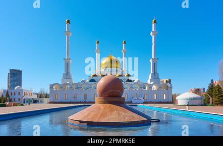 Astana (nur-Sultan), Kasachstan - 2. April 2023: Abu Nasr Al-Farabi (früher nur-Astana) Moschee in Astana. Vorderansicht Stockfoto