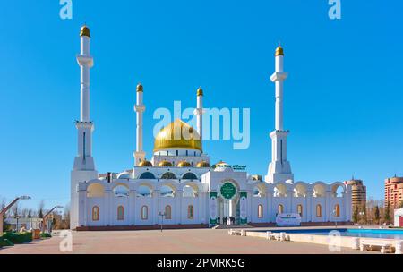 Astana (nur-Sultan), Kasachstan - 2. April 2023: Abu Nasr Al-Farabi-Moschee in Astana Stockfoto