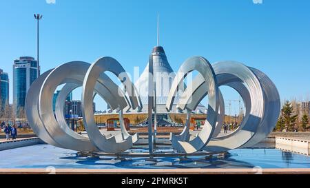 Astana (nur-Sultan), Kasachstan - 3. April 2023: Futuristischer Brunnen im Publikumspark nahe dem Khan Shatyr Entertainment Center in Astana Stockfoto