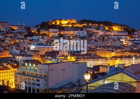 Lissabon, Portugal - 14. Mai 2012: Malerischer Blick auf Lissabon bei Nacht Stockfoto