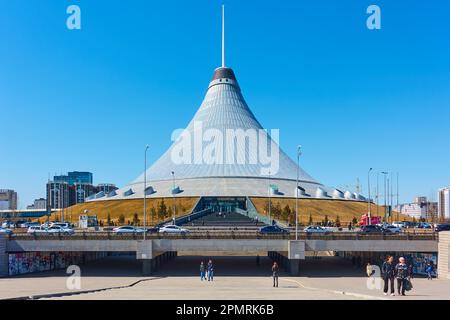 Astana (nur-Sultan), Kasachstan - 3. April 2023: Khan Shatyr Entertainment Center in Astana - die höchste Zugstruktur der Welt Stockfoto