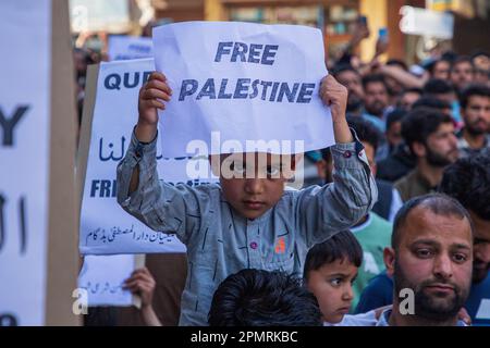 Ein kaschmirischer muslimischer Junge hält während einer Kundgebung anlässlich des Al-Quds Day (Jerusalem-Tag) in Srinagar ein Plakat. (Al-Qud) ist der arabische Name für Jerusalem, ein jährliches pro-palästinensisches Ereignis, das am letzten Freitag des heiligen islamischen Fastenmonats Ramadan stattfindet, um die Unterstützung der Palästinenser zum Ausdruck zu bringen und Israel und dem Zionismus entgegenzutreten. Der Quds-Tag findet auch in mehreren anderen Ländern statt, sowohl von muslimischen als auch nicht-muslimischen Gemeinschaften auf der ganzen Welt, mit Protesten gegen die israelische Besetzung von Ost-Jerusalem. (Foto: Faisal Bashir/SOPA Images/Sipa USA) Stockfoto