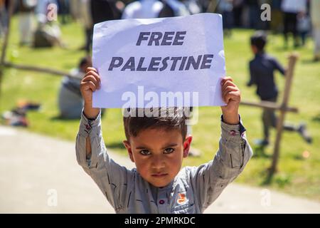 Ein kaschmirischer muslimischer Junge hält während einer Kundgebung anlässlich des Al-Quds Day (Jerusalem-Tag) in Srinagar ein Plakat. (Al-Qud) ist der arabische Name für Jerusalem, ein jährliches pro-palästinensisches Ereignis, das am letzten Freitag des heiligen islamischen Fastenmonats Ramadan stattfindet, um die Unterstützung der Palästinenser zum Ausdruck zu bringen und Israel und dem Zionismus entgegenzutreten. Der Quds-Tag findet auch in mehreren anderen Ländern statt, sowohl von muslimischen als auch nicht-muslimischen Gemeinschaften auf der ganzen Welt, mit Protesten gegen die israelische Besetzung von Ost-Jerusalem. (Foto: Faisal Bashir/SOPA Images/Sipa USA) Stockfoto