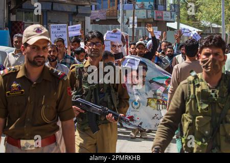 Indische Polizisten sind wachsam, während Kaschmirische Muslime am Al-Quds-Tag plädieren und pro-palästinensische, anti-israelische und amerikanische Slogans singen, nachdem die israelischen Besatzungstruppen die Al-Aqsa-Moschee stürmten, die drittheiligste islamische Stätte in Ost-Jerusalem nach brutalen Angriffen während der Ramadan-Gebete, Verletzte und inhaftierte Hunderte von Palästinensern trotz Verurteilungen aus der arabischen und muslimischen Welt während einer Kundgebung anlässlich des Al-Quds-Tages (Jerusalem-Tag) in Srinagar. (Al-Qud) ist der arabische Name für Jerusalem, ein jährliches pro-palästinensisches Ereignis, das am letzten Freitag des heiligen islamischen Fastenmonats Ramadan stattfindet Stockfoto