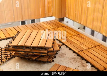 Verlegung von Holzfliesen auf dem Balkon, Deutschland Stockfoto