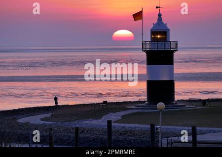 Abendliche Atmosphäre in Wremertief, Blick auf den Leuchtturm kleine Preusse, Bezirk Cuxhaven, Deutschland Stockfoto