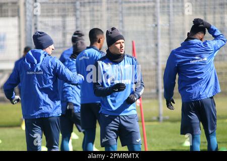 Sankt Petersburg, Russland. 14. April 2023. Andrey Mostovoy (17), ein Fußballspieler des Zenit Football Clubs bei einem Training, das den Medien in Sankt Petersburg offen steht, vor dem Spiel der 23. Runde der russischen Premier League, Rostov - Zenit St. Petersburg. Kredit: SOPA Images Limited/Alamy Live News Stockfoto