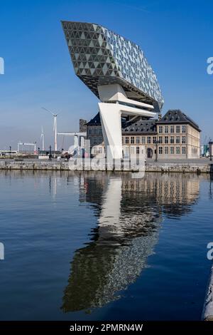 Das Antwerpener Hafenbehörde-Gebäude Havenhuis, ehemalige Kasernen der Feuerwehr im Hafen, wurde renoviert und hat eine Glasstruktur in der Form Stockfoto