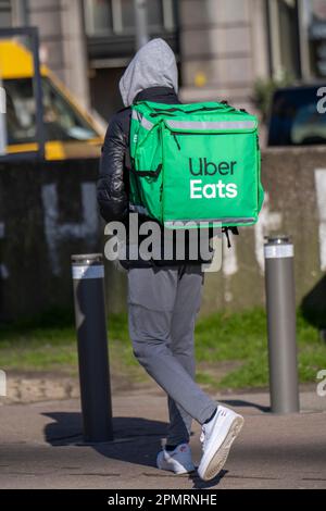 Essen, Lebensmittellieferservice Uber Eats, Lieferjunge, Walking in Antwerpen, Flandern, Belgien, Stockfoto