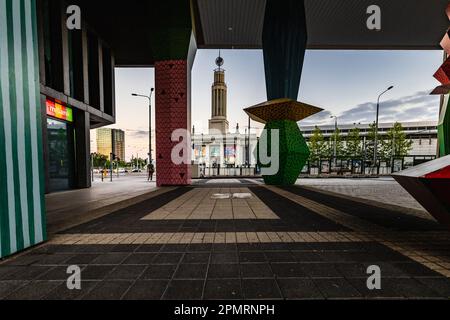 Posen, Polen - Juli 2022: Der Turm und der Eingang zur Poznan International Fair aus der Passage mit bunten Säulen in der Concordia Desig Stockfoto