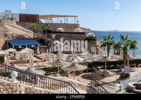 Blick auf die Liegestühle am Strand des Royal Savoy Luxushotels in Sharm el-Sheikh, Ägypten Stockfoto