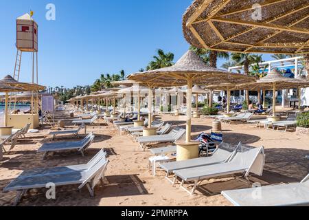 Blick auf die Liegestühle am Strand des Royal Savoy Luxushotels in Sharm el-Sheikh, Ägypten Stockfoto
