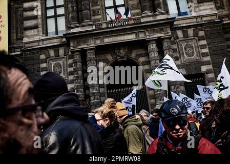 Antonin Burat / Le Pictorium - Protest gegen Rentengesetz in Paris - 13. April 2023 - 13. April 4/2023 - Frankreich / Paris / Paris - Protest in Paris anlässlich des zwölften landesweiten Tages der Klage gegen das Rentengesetz. Stockfoto