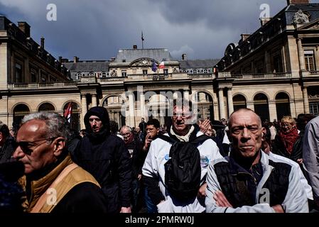 Antonin Burat / Le Pictorium - Protest gegen Rentengesetz in Paris - 13. April 2023 - 13. April 4/2023 - Frankreich / Paris / Paris - Protest in Paris anlässlich des zwölften landesweiten Tages der Klage gegen das Rentengesetz. Stockfoto