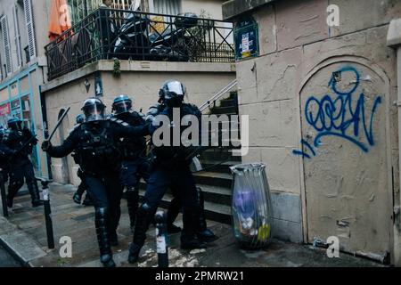 Paris, Frankreich. 14. April 2023. Jan Schmidt-Whitley/Le Pictorium - wilde Demonstration in Paris nach der Validierung des größten Teils der Rentenreform durch den verfassungsrat - 14/4/2023 - Frankreich / Paris / Paris - etwa tausend Menschen starteten nach einer Kundgebung auf dem Rathausplatz zu einer wilden Demonstration. Mehrere Gruppen bildeten sich und gingen bis zum Place de la Bastille, dann zurück zur Republique und dann wieder zurück zum Rathaus. Die Teilnehmer wurden von der Polizei allmählich mit Tränengas zerstreut. Kredit: LE PICTORIUM/Alamy Live News Stockfoto