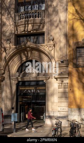 Palma de Mallorca, Spanien; april 03 2023: Haupteingang des multinationalen spanischen Einzelhändlers Zara. Palma de Mallorca, Spanien Stockfoto