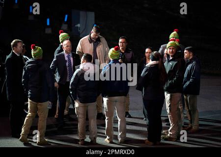 US Secret Service Agents tragen Mayo GAA Hüte, die ihnen Garda am Ireland West Airport Knock in der Grafschaft Mayo geschenkt hat, am letzten Tag seines Besuchs auf der Insel Irland. Foto: Freitag, 14. April 2023. Stockfoto