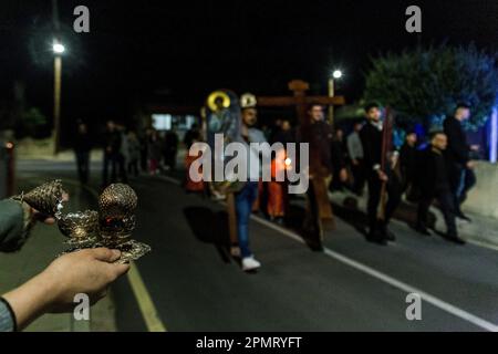 Limassol, Limassol, Zypern. 14. April 2023. Die Leute halten Räucherstäbchen in der Hand, während die Grabrede vor ihrem Haus vorbeizieht. Nach dem Gottesdienst findet eine Prozession der Grabinschrift statt, die von den Gläubigen begrüßt wird. Das Osterepitaph, das symbolische Bestattungsbier Jesu Christi, wird am Karfreitag von orthodoxen Christen gefeiert. (Kreditbild: © Kostas Pikoulas/ZUMA Press Wire) NUR REDAKTIONELLE VERWENDUNG! Nicht für den kommerziellen GEBRAUCH! Kredit: ZUMA Press, Inc./Alamy Live News Stockfoto