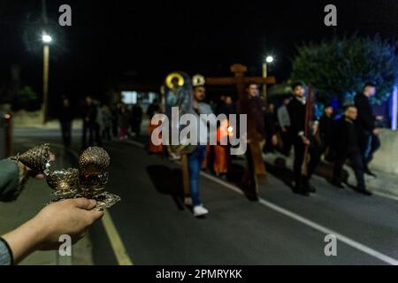 Limassol, Zypern. 14. April 2023. Die Leute halten Räucherstäbchen in der Hand, während die Grabrede vor ihrem Haus, Limassol, Zypern, am 14. April 2023 vorbeizieht. Nach dem Gottesdienst findet eine Prozession der Grabinschrift statt, die von den Gläubigen begrüßt wird. Das Osterepitaph, das symbolische Bestattungsbier Jesu Christi, wird am Karfreitag von orthodoxen Christen gefeiert. (Foto: Kostas Pikoulas/Sipa USA) Kredit: SIPA USA/Alamy Live News Stockfoto