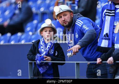 Lüfter (FC Schalke 04), GER, FC Schalke 04 vs. Hertha BSC, Fussball, 1. Bundesliga, 28. SPIELTAG, SPIELZEIT 2022/2023, 14.04.2023 DFL-VORSCHRIFTEN VERBIETEN DIE VERWENDUNG VON FOTOS ALS BILDSEQUENZEN UND/ODER QUASI-VIDEO. Kredit: Ant Palmer/Alamy Live News Stockfoto