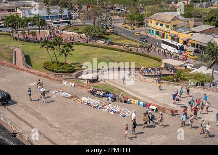 Cartagena, Columbia - 31. März 2023: Lokale Händler in der Festung San Felipe de Barajas. Stockfoto