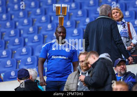 Fans (FC Schalke 04) GER, FC Schalke 04 vs. Hertha BSC, Fussball, 1. Bundesliga, 28. SPIELTAG, SPIELZEIT 2022/2023, 14.04.2023 DFL-VORSCHRIFTEN VERBIETEN DIE VERWENDUNG VON FOTOS ALS BILDSEQUENZEN UND/ODER QUASI-VIDEO. Kredit: Ant Palmer/Alamy Live News Stockfoto