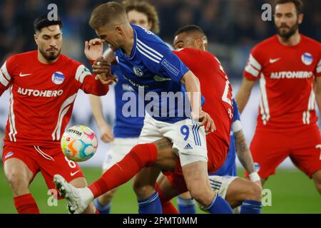 Gelsenkirchen, Deutschland, 1. Fussball Bundesliga 28. Spieltag FC Schalke 04 v.H. Hertha BSC Berlin am 14. 04. 2023 in der Veltins Arena auf Schalke in Gelsenkirchen Simon TERODDE(S04) 2.v.li.- und Kevin-Prince BOATENG (HBSC) 2.v.re.- Fge9oto: Norbert Schmidt, Düsseldorf Stockfoto