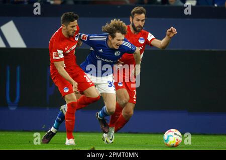 Gelsenkirchen, Deutschland, 1. Fussball Bundesliga 28. Spieltag FC Schalke 04 v.H. Hertha BSC Berlin am 14. 04. 2023 in der Veltins Arena auf Schalke in Gelsenkirchen Alex KRAL (S04) -Mitte Foto: Norbert Schmidt, Düsseldorf Stockfoto