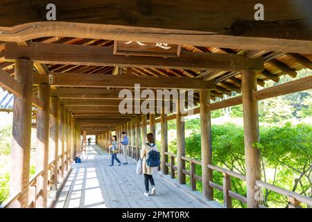 April 2023 Kyoto Japan, Tsutenkyo Holzbrücke im Tofuku-ji Tempel in Kyoto, einer der großen buddhistischen Zen Tempel, Japan, Asien Stockfoto