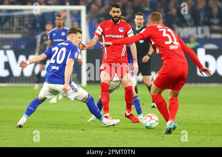 Tim Skarke (FC Schalke 04) im Zweikampf, Aktion, mit Marton Dardai (Hertha BSC) und Tolga Cigerci (Hertha BSC) GER, FC Schalke 04 vs. Hertha BSC, Fussball, 1. Bundesliga, 28. SPIELTAG, SPIELZEIT 2022/2023, 14.04.2023 DFL-VORSCHRIFTEN VERBIETEN DIE VERWENDUNG VON FOTOS ALS BILDSEQUENZEN UND/ODER QUASI-VIDEO. Kredit: Ant Palmer/Alamy Live News Stockfoto