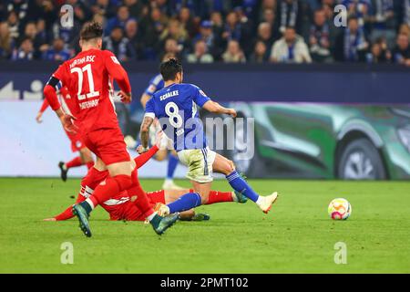 Torchance für Danny Latza (FC Schalke 04) GER, FC Schalke 04 vs. Hertha BSC, Fussball, 1. Bundesliga, 28. SPIELTAG, SPIELZEIT 2022/2023, 14.04.2023 DFL-VORSCHRIFTEN VERBIETEN DIE VERWENDUNG VON FOTOS ALS BILDSEQUENZEN UND/ODER QUASI-VIDEO. Kredit: Ant Palmer/Alamy Live News Stockfoto