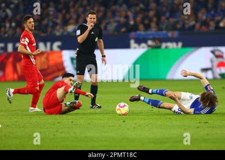 Alex Kral (FC Schalke 04) gefoult von Tolga Cigerci (Hertha BSC) GER, FC Schalke 04 vs. Hertha BSC, Fussball, 1. Bundesliga, 28. SPIELTAG, SPIELZEIT 2022/2023, 14.04.2023 DFL-VORSCHRIFTEN VERBIETEN DIE VERWENDUNG VON FOTOS ALS BILDSEQUENZEN UND/ODER QUASI-VIDEO. Kredit: Ant Palmer/Alamy Live News Stockfoto