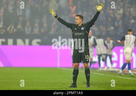 Alexander Schwolow (FC Schalke 04) GER, FC Schalke 04 vs. Hertha BSC, Fussball, 1. Bundesliga, 28. SPIELTAG, SPIELZEIT 2022/2023, 14.04.2023 DFL-VORSCHRIFTEN VERBIETEN DIE VERWENDUNG VON FOTOS ALS BILDSEQUENZEN UND/ODER QUASI-VIDEO. Kredit: Ant Palmer/Alamy Live News Stockfoto