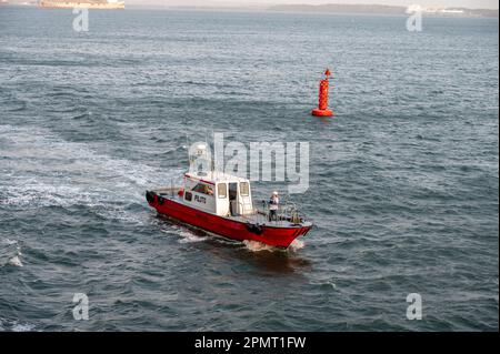 Cartagena, Kolumbien - 31. März 2023: Pilotboot neben einem Kreuzfahrtschiff, das sich darauf vorbereitet, den Piloten zurück an Land zu bringen. Stockfoto