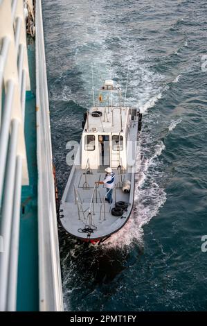 Cartagena, Kolumbien - 31. März 2023: Pilotboot neben einem Kreuzfahrtschiff, das sich darauf vorbereitet, den Piloten zurück an Land zu bringen. Stockfoto