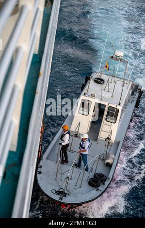 Cartagena, Kolumbien - 31. März 2023: Pilotboot neben einem Kreuzfahrtschiff, das sich darauf vorbereitet, den Piloten zurück an Land zu bringen. Stockfoto