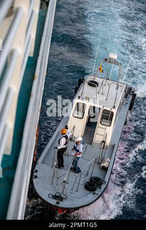 Cartagena, Kolumbien - 31. März 2023: Pilotboot neben einem Kreuzfahrtschiff, das sich darauf vorbereitet, den Piloten zurück an Land zu bringen. Stockfoto