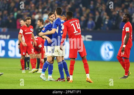 GER, FC Schalke 04 gegen Hertha BSC, Fussball, 1. Bundesliga, 28. SPIELTAG, SPIELZEIT 2022/2023, 14.04.2023 DFL-VORSCHRIFTEN VERBIETEN DIE VERWENDUNG VON FOTOS ALS BILDSEQUENZEN UND/ODER QUASI-VIDEO. Kredit: Ant Palmer/Alamy Live News Stockfoto