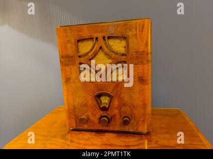 Antikes, altes Art-Deco-Radio aus den 1920er Jahren auf einem Tisch im Art-Deco-Stil Stockfoto