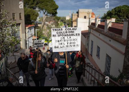 Barcelona, Barcelona, Spanien. 14. April 2023. Dutzende von Einwohnern des Carmel-Viertels protestieren gegen das Unglück, das von Touristen in den Bunkern del Carmel verursacht wird, vor allem nachts. Der Aussichtspunkt Bunkers del Carmel ist zu einer der wichtigsten Touristenattraktionen in Barcelona geworden, vor allem aufgrund seiner Verbreitung in sozialen Netzwerken. (Kreditbild: © Marc Asensio Clupes/ZUMA Press Wire) NUR REDAKTIONELLE VERWENDUNG! Nicht für den kommerziellen GEBRAUCH! Kredit: ZUMA Press, Inc./Alamy Live News Stockfoto