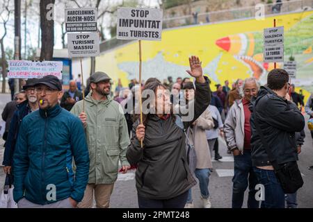 Barcelona, Barcelona, Spanien. 14. April 2023. Dutzende von Einwohnern des Carmel-Viertels protestieren gegen das Unglück, das von Touristen in den Bunkern del Carmel verursacht wird, vor allem nachts. Der Aussichtspunkt Bunkers del Carmel ist zu einer der wichtigsten Touristenattraktionen in Barcelona geworden, vor allem aufgrund seiner Verbreitung in sozialen Netzwerken. (Kreditbild: © Marc Asensio Clupes/ZUMA Press Wire) NUR REDAKTIONELLE VERWENDUNG! Nicht für den kommerziellen GEBRAUCH! Kredit: ZUMA Press, Inc./Alamy Live News Stockfoto