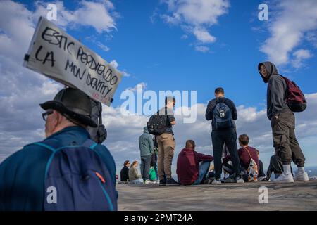 Barcelona, Barcelona, Spanien. 14. April 2023. Dutzende von Einwohnern des Carmel-Viertels protestieren gegen das Unglück, das von Touristen in den Bunkern del Carmel verursacht wird, vor allem nachts. Der Aussichtspunkt Bunkers del Carmel ist zu einer der wichtigsten Touristenattraktionen in Barcelona geworden, vor allem aufgrund seiner Verbreitung in sozialen Netzwerken. (Kreditbild: © Marc Asensio Clupes/ZUMA Press Wire) NUR REDAKTIONELLE VERWENDUNG! Nicht für den kommerziellen GEBRAUCH! Kredit: ZUMA Press, Inc./Alamy Live News Stockfoto