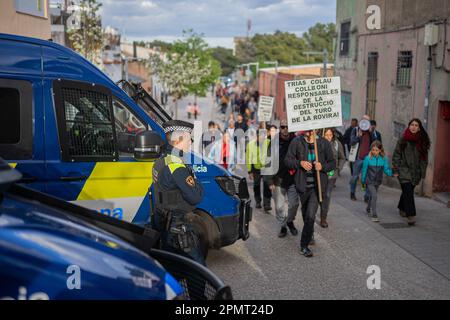 Barcelona, Barcelona, Spanien. 14. April 2023. Dutzende von Einwohnern des Carmel-Viertels protestieren gegen das Unglück, das von Touristen in den Bunkern del Carmel verursacht wird, vor allem nachts. Der Aussichtspunkt Bunkers del Carmel ist zu einer der wichtigsten Touristenattraktionen in Barcelona geworden, vor allem aufgrund seiner Verbreitung in sozialen Netzwerken. (Kreditbild: © Marc Asensio Clupes/ZUMA Press Wire) NUR REDAKTIONELLE VERWENDUNG! Nicht für den kommerziellen GEBRAUCH! Kredit: ZUMA Press, Inc./Alamy Live News Stockfoto