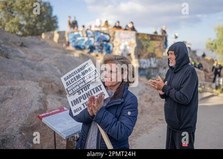 Barcelona, Barcelona, Spanien. 14. April 2023. Dutzende von Einwohnern des Carmel-Viertels protestieren gegen das Unglück, das von Touristen in den Bunkern del Carmel verursacht wird, vor allem nachts. Der Aussichtspunkt Bunkers del Carmel ist zu einer der wichtigsten Touristenattraktionen in Barcelona geworden, vor allem aufgrund seiner Verbreitung in sozialen Netzwerken. (Kreditbild: © Marc Asensio Clupes/ZUMA Press Wire) NUR REDAKTIONELLE VERWENDUNG! Nicht für den kommerziellen GEBRAUCH! Kredit: ZUMA Press, Inc./Alamy Live News Stockfoto