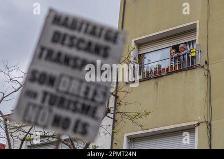 Barcelona, Barcelona, Spanien. 14. April 2023. Dutzende von Einwohnern des Carmel-Viertels protestieren gegen das Unglück, das von Touristen in den Bunkern del Carmel verursacht wird, vor allem nachts. Der Aussichtspunkt Bunkers del Carmel ist zu einer der wichtigsten Touristenattraktionen in Barcelona geworden, vor allem aufgrund seiner Verbreitung in sozialen Netzwerken. (Kreditbild: © Marc Asensio Clupes/ZUMA Press Wire) NUR REDAKTIONELLE VERWENDUNG! Nicht für den kommerziellen GEBRAUCH! Kredit: ZUMA Press, Inc./Alamy Live News Stockfoto